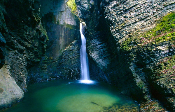 Горный ручей среди скал