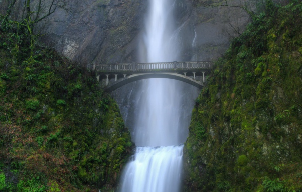 Каменный мост напротив водопада