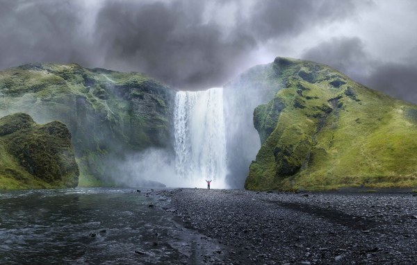 Водопад высоко в горах
