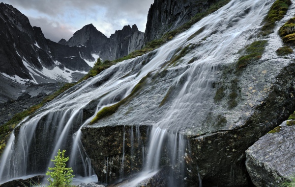Водопад на склоне горы
