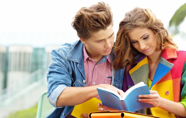 Парень и девушка читают книгу
