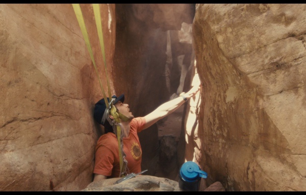 Спелеолог зажат среди скал