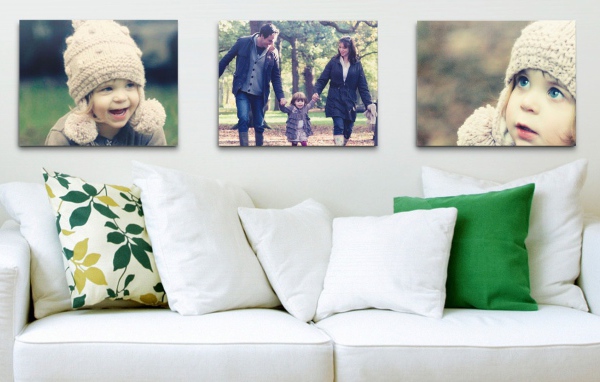 Фото семьи над диваном в гостиной