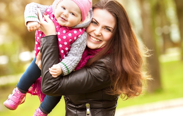 Счастливая мама с малышом на руках