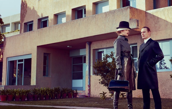 Мужчина и женщина в стиле ретро у дома