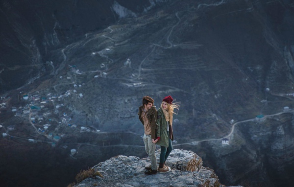 Парень и девушка на вершине горы