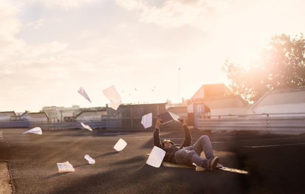 Мужчина теряет страницы из книги