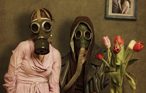 Люди в противогазах с букетом