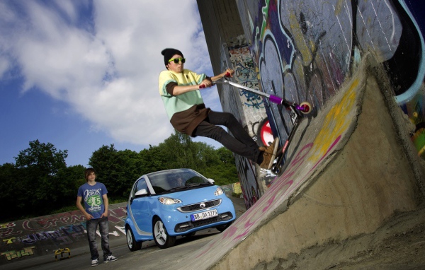 Подросток на самокате