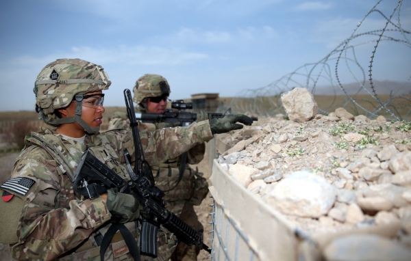 Солдаты США в окопе