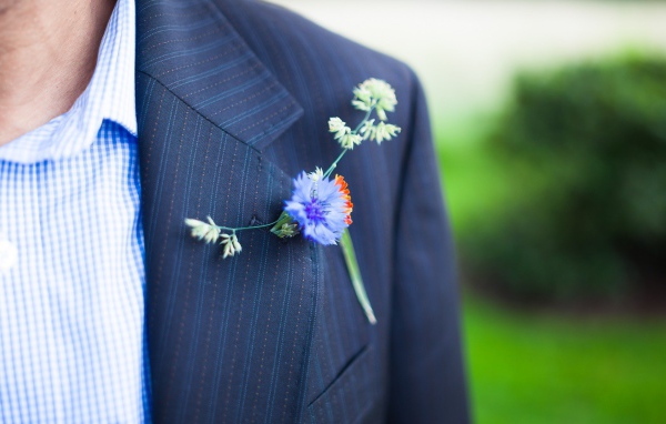 Полевой цветок в петлице пиджака