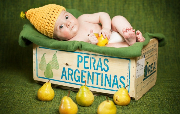 Ребенок в картонной коробке