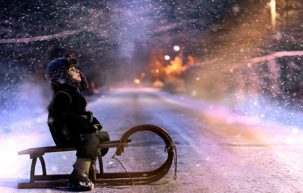 Мальчик катается на санках