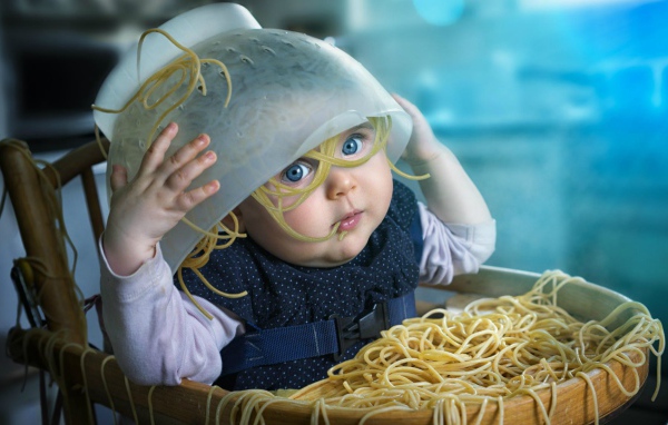 Ребенок с лапшой