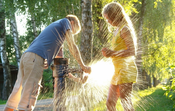 Дети играют с водой