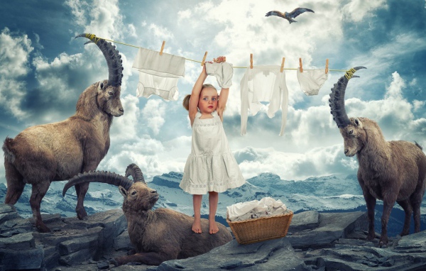 Девочка занялась стиркой