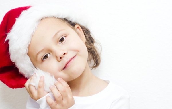 Девочка в шапке Санты