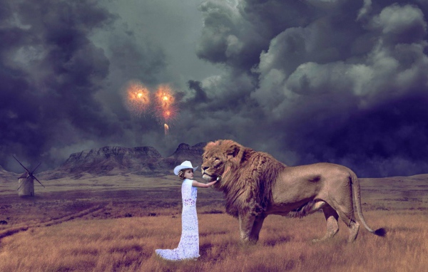 Девочка играет со львом