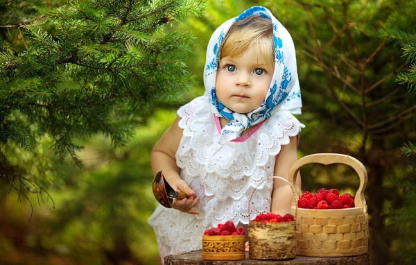 Девочка с корзинками лесных ягод