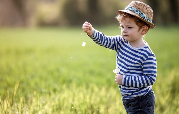 Мальчик в полосатой кофточке