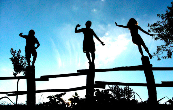 Дети позируют