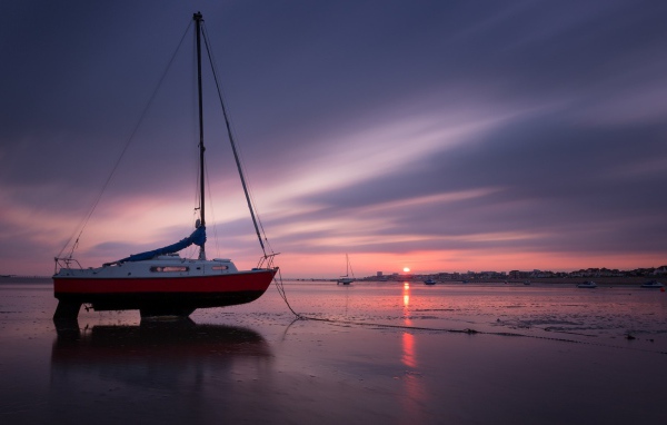 Катер на суше во время отлива