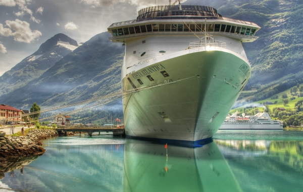 Круизный лайнер в горах