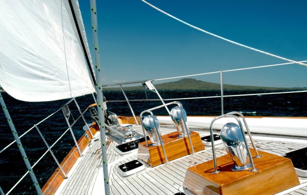 Палуба парусной яхты