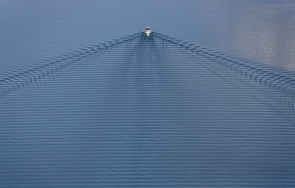 Рябь воды за катером