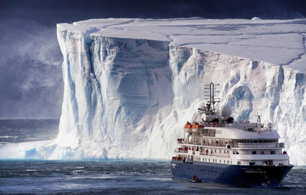Корабль у берегов Антарктиды