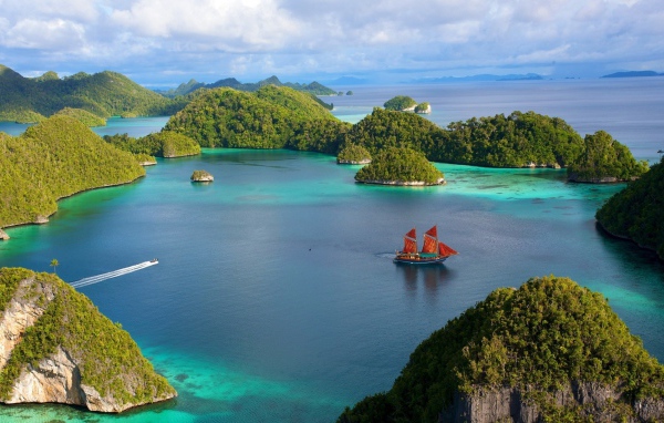 Корабль с красными парусами среди островов