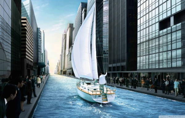 Яхта в канале среди города