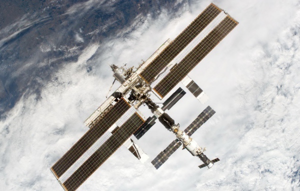 МКС пролетает над облаками на Земле