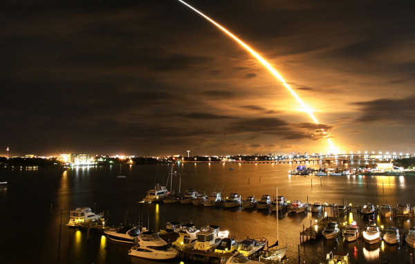 Запуск ракеты над морем