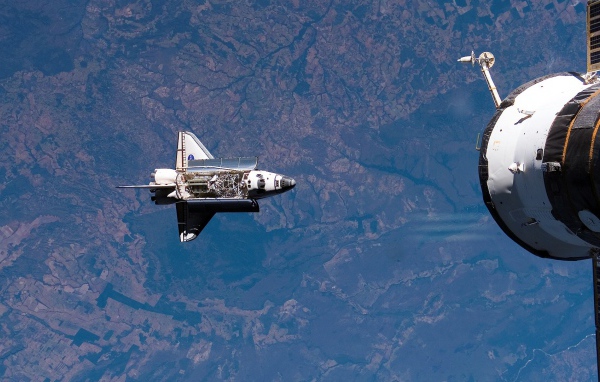 Шаттл НАСА идет на стыковку с МКС