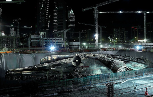 Космический корабль на сборочной площадке