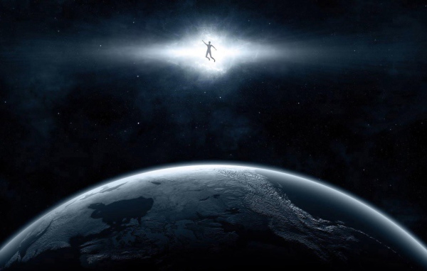 Человек в луче над планетой