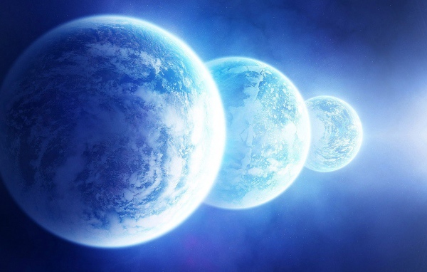 Три одинаковых голубых планеты