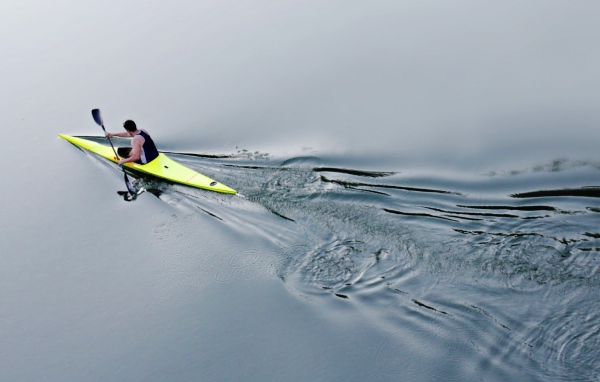 Спортсмен на байдарке в воде
