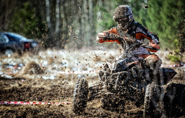 Гонщик едет по грязи