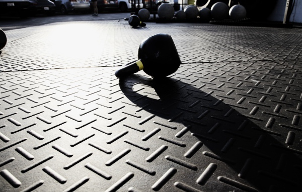 Гиря на железном полу