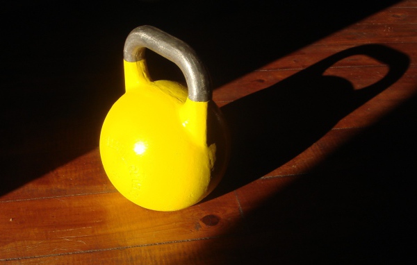 Гиря желтого цвета