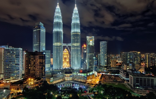 Яркие башни Петронас Тауэрс в Малайзии