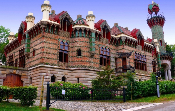 Яркий сказочный замок