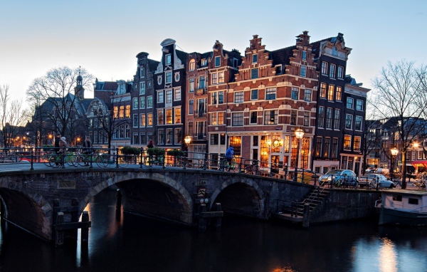 Каменный мост в маленьком городке в Европе