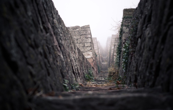 Дорога среди каменных пирамид