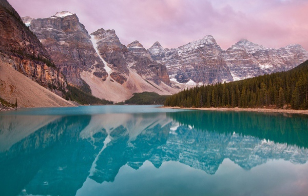Ледниковое озеро Морейн в Канаде