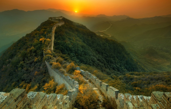 Великая Китайская стена на фоне заката
