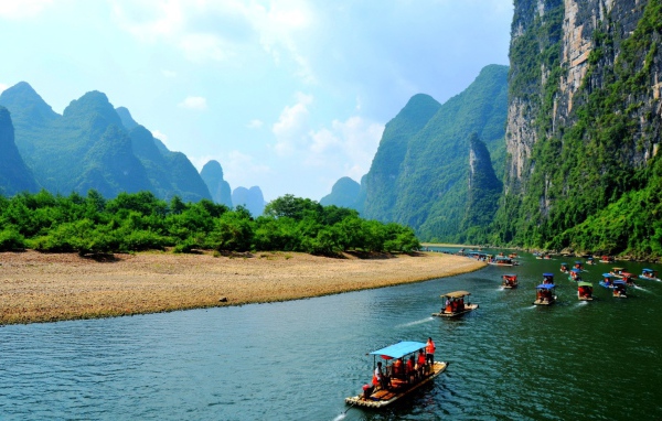 Сплав на лодках по реке в Китае