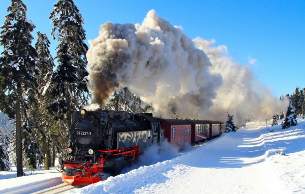Паровой поезд в Гарц, национальный парк в Германии.